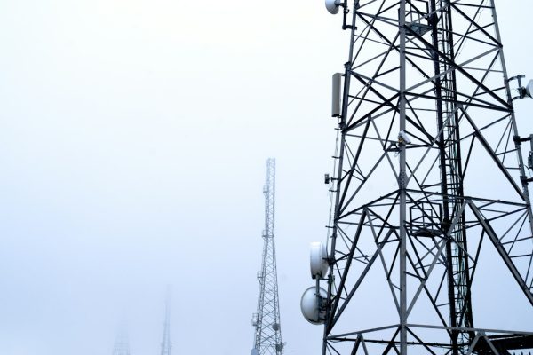 Antenne de télécommunication illustrant la fermeture progressive du réseau 2G en France