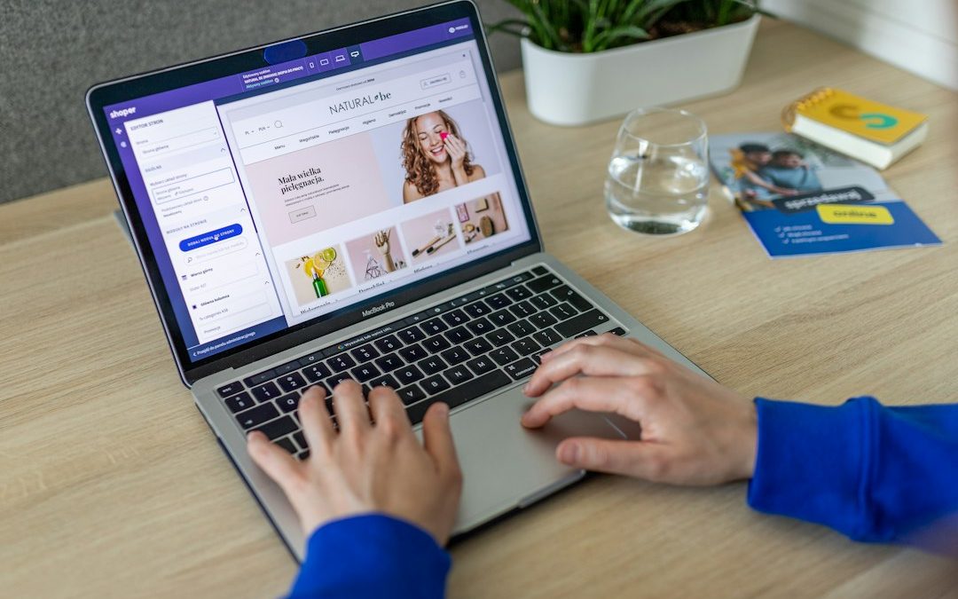 Personne travaillant sur la présentation d’une boutique en ligne et de ses fiches produits