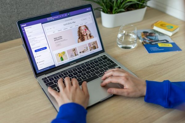 Personne travaillant sur la présentation d’une boutique en ligne et de ses fiches produits