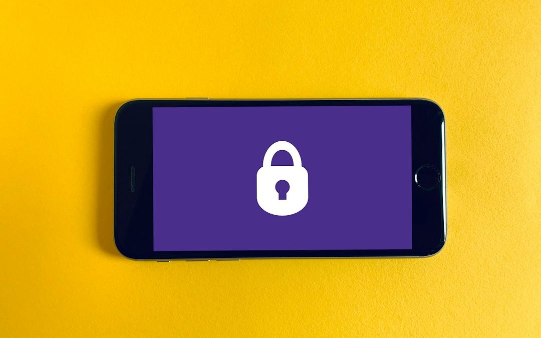 Smartphone protégé par un cadenas numérique illustrant les fonctions de sécurité Android