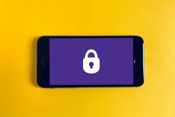Smartphone protégé par un cadenas numérique illustrant les fonctions de sécurité Android