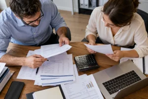 Responsables comparant des factures d’abonnement pour analyser leurs dépenses SaaS.