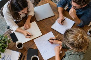 Illustration : Collègues vérifiant des décisions et des notes après une réunion