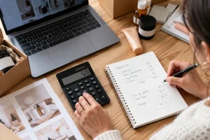 Responsable de marque calculant son coût d’acquisition à partir de marges produit.