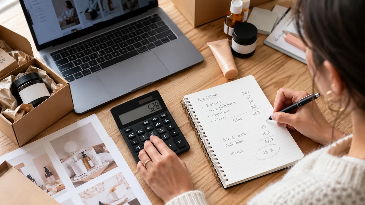 Responsable de marque calculant son coût d’acquisition à partir de marges produit.
